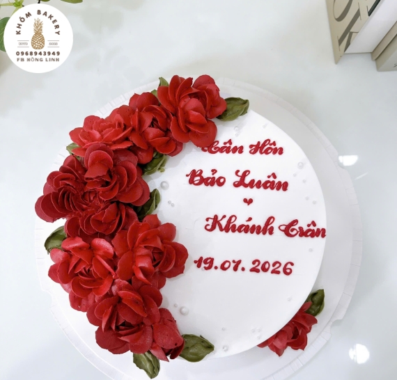 Mẫu bánh kem cưới tone trắng kết hợp đỏ tại Khóm 