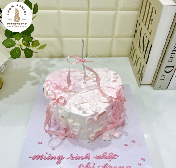Mẫu bánh kem đẹp dành cho nữ trái tim tone hồng đáng yêu 