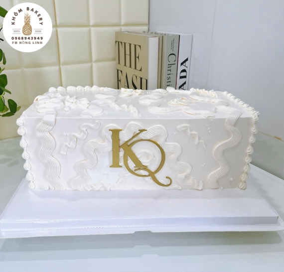 Mẫu bánh kem cưới vuông dài cao cấp tone trắng 