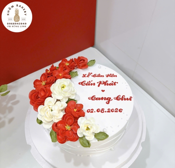 Mẫu bánh tone đỏ kết hợp bắt hoa đẹp 