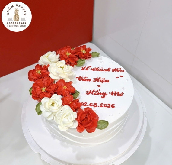 Mẫu bánh tone đỏ kết hợp bắt hoa đẹp 2026 