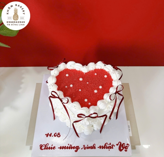 Mẫu bánh trái tim đẹp tone đỏ tặng bạn thân 