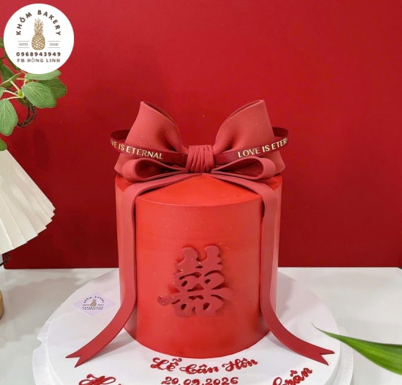 Bánh kem cưới tone đỏ kết hợp nơ sang trọng