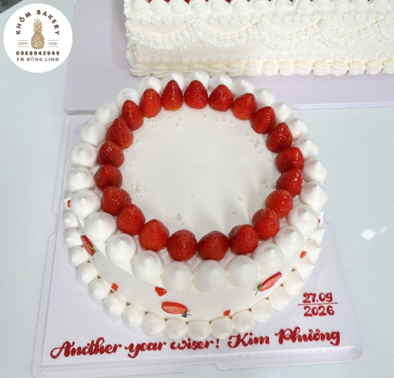 bánh sinh nhật công ty kết hợp dâu tây