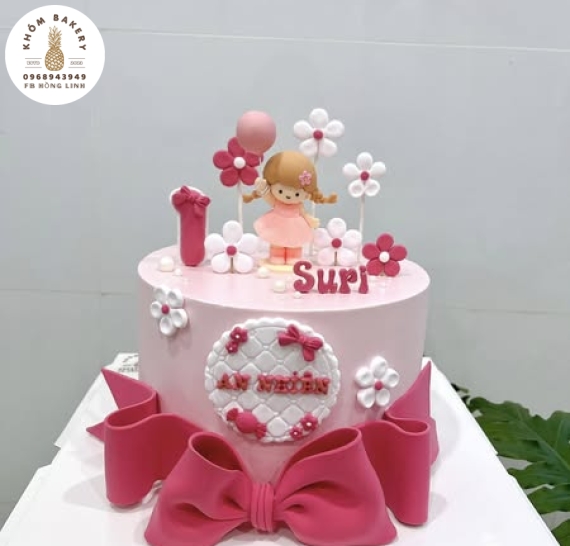 Bánh kem hồng cho bé gái