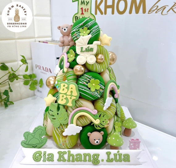 Tháp Bánh donut mừng bé lên 1 tuổi tone xanh