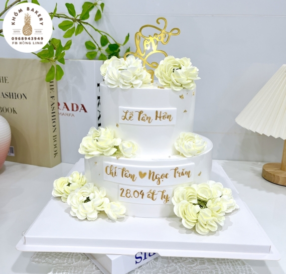 Bánh Kem Cưới tone trắng  bắt hoa nổi bật