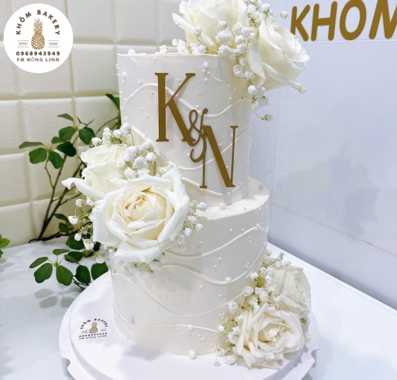 Mẫu bánh kem cưới đẹp kết hợp hoa tươi tone trắng 
