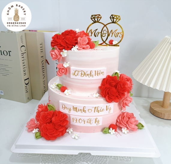 Bánh Kem Cưới hình trái tim hoặc chi tiết riêng theo yêu cầu.