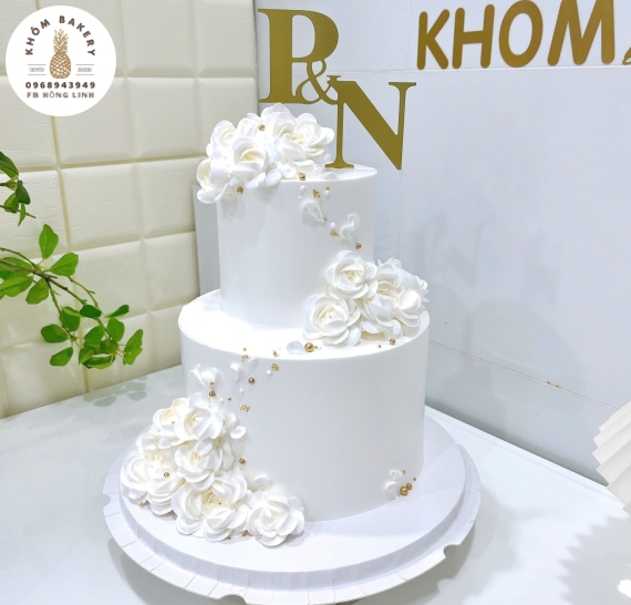 Bánh Kem Cưới làm theo yêu cầu tone trắng bắt hoa cưc sang trọng