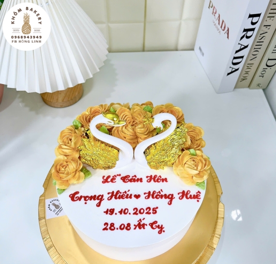 Bánh Kem Cưới màu vàng đồng đôi chim uyên ương