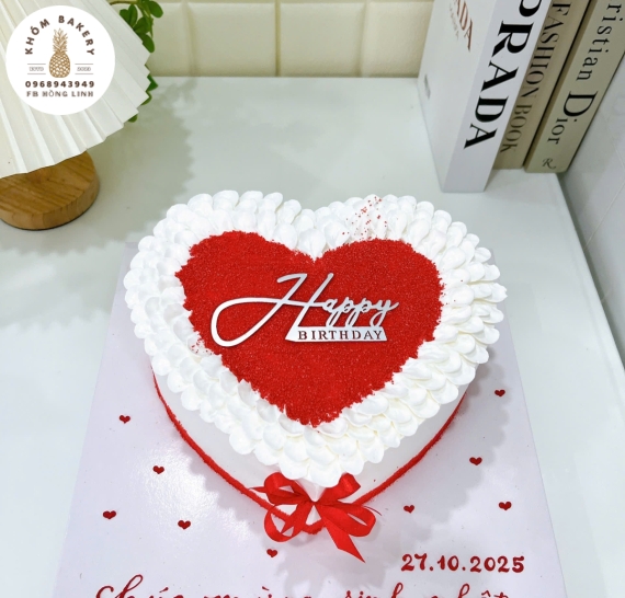 Bánh kem dành cho nữ trái tim tone đỏ 