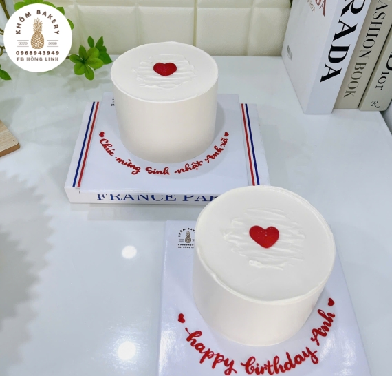 Bánh sinh nhật dành cho bạn nam vẻ hình trái tim nhỏ đơn giản