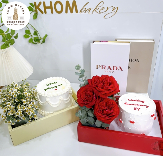 Sét bánh và hoa tặng ngày lễ Tại Khóm Bakery
