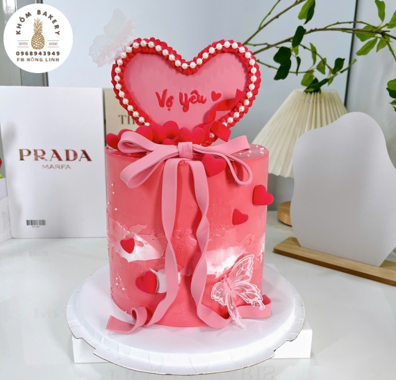 Bánh kem tone đỏ chúc mừng sinh nhật vợ yêu