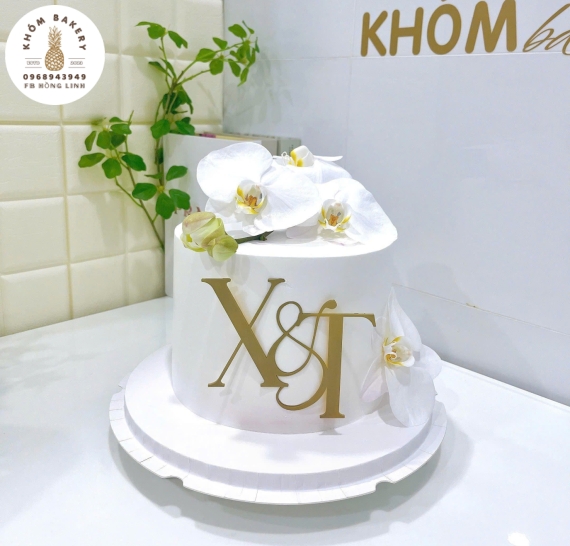 Bánh kem cưới tone trắng đám cưới hoa lan 