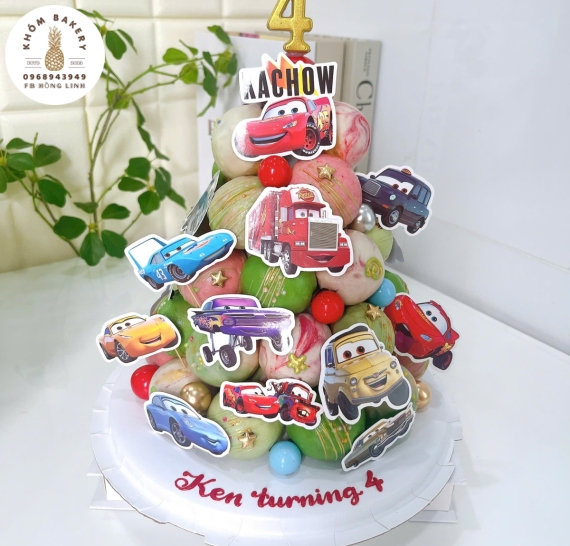 Tháp Bánh Sinh Nhật dành cho bé trai thích xe ô tô- 32 Bánh sếp tầng