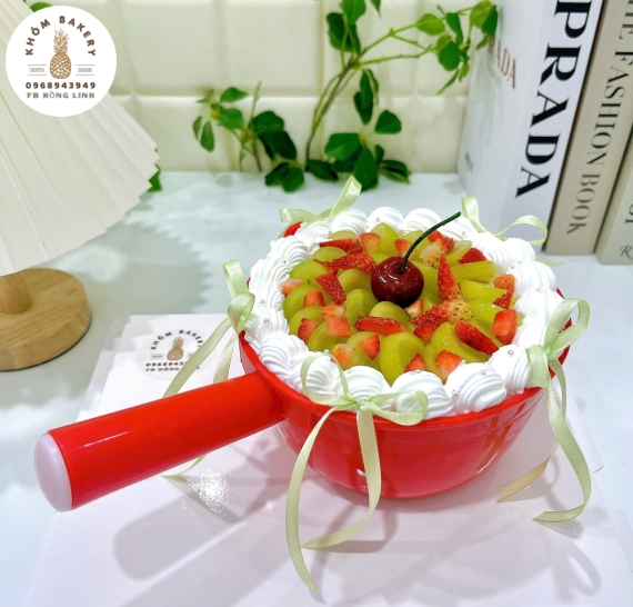 Bánh kem Ca múc nước trend hot 2025