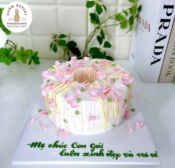 Bánh kem hoa dành cho nữ hoa nhí xinh