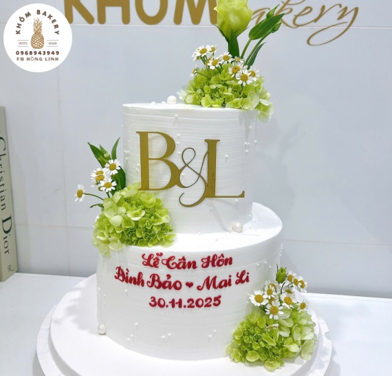 Bánh kem cưới hiện đại năm 2025 phụ kiện hoa tươi cẩm tú 