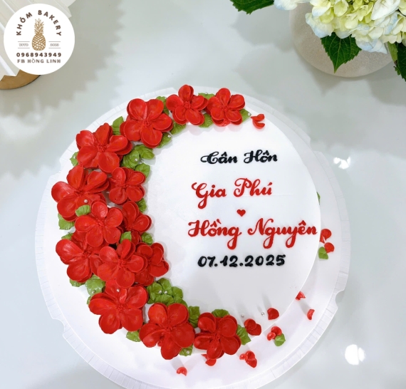 Bánh kem cưới tone đỏ truyền thống
