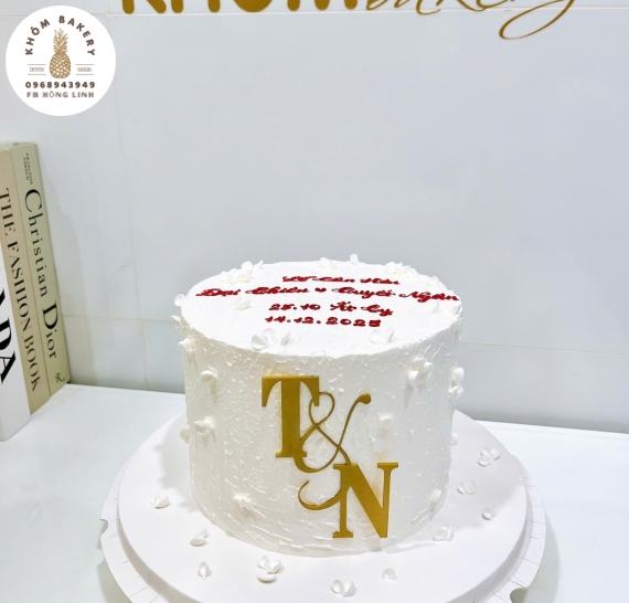 Bánh kem cưới tone trắng mẫu bánh đẹp 2025