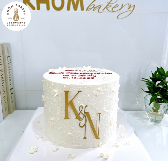 Bánh kem cưới tone trắng mẫu đẹp hot hiện nay 