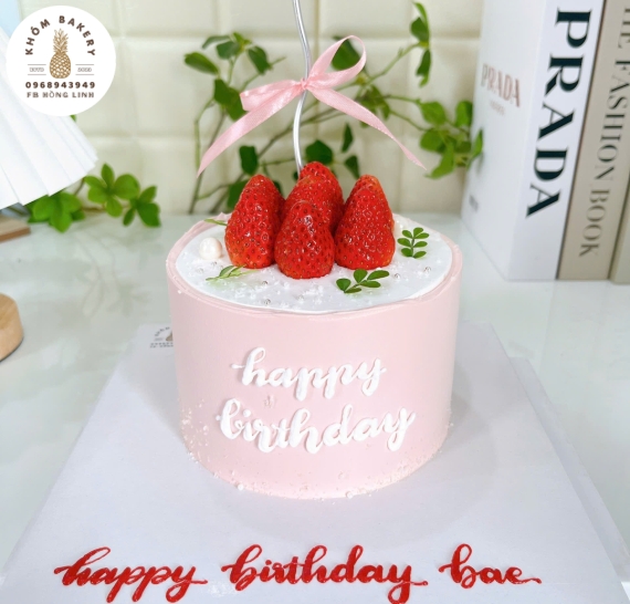 Bánh kem nữ trang trí tone đơn giản mix dâu tây