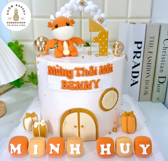 Bánh kem thôi nôi dành cho bé trai tone cam 