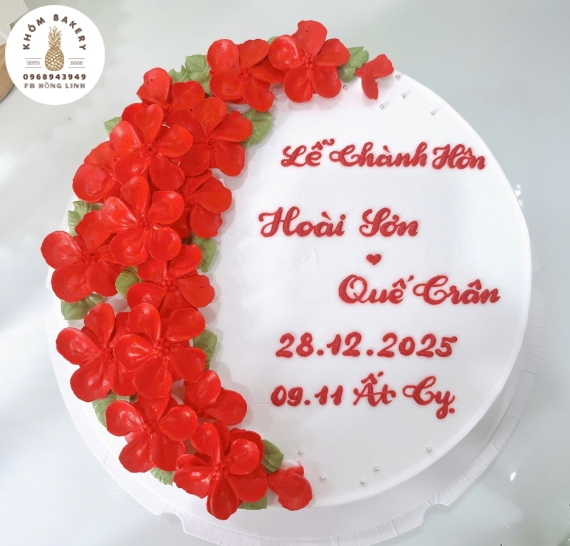 Bánh kem cưới tone trắng trang trí hoa nhí tone đỏ 