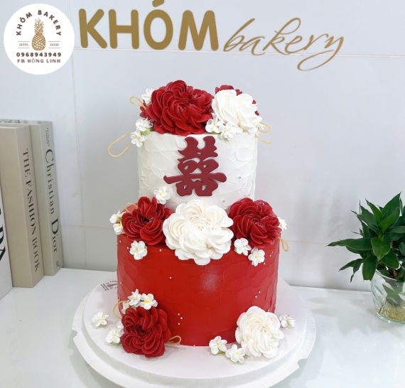 Bánh kem cưới 2 tầng tone đỏ mẫu dành cho ngày cưới