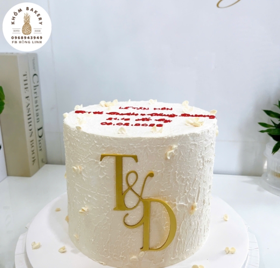 Bánh kem cưới truyền hiện đại tone trắng