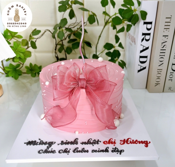Bánh kem tặng nữ tone hồng kèm nơ hồng