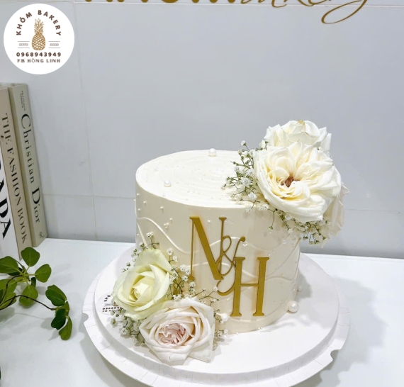 Bánh kem cưới kết hợp hoa tươi hot 2026