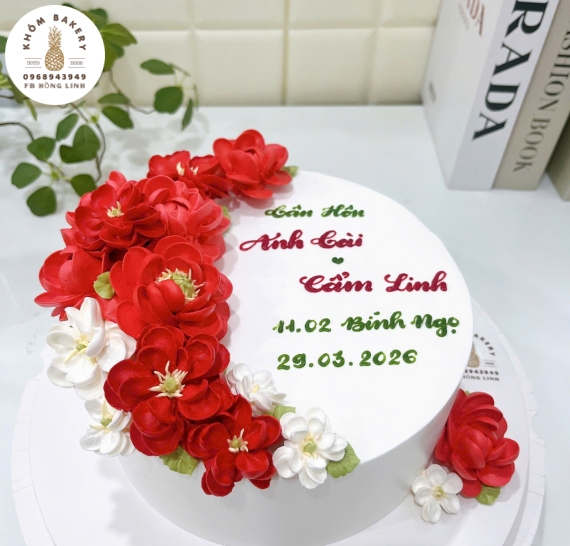 Mẫu bánh kem cưới đẹp 2026 tại Long An tone đỏ bánh truyền thống