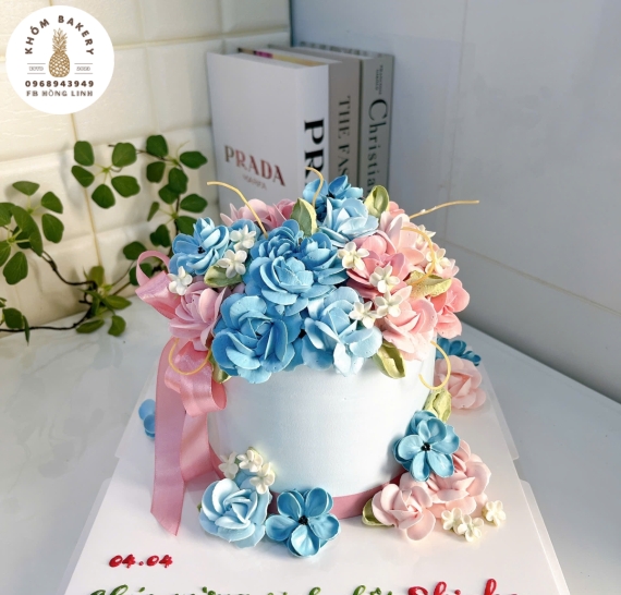 Bánh kem tạo hình hộp hoa đẹp tone xanh dương