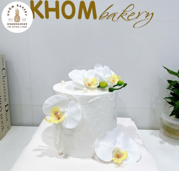 Bánh kem tone trắng kết hợp hoa lan