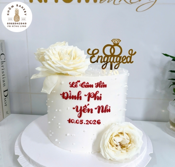 Mẫu bánh kem cưới tone trắng kết hợp hoa tươi 