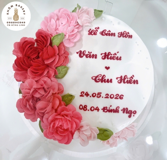 Mẫu bánh kem cưới truyền thống tone hồng tại Khóm Bakery 