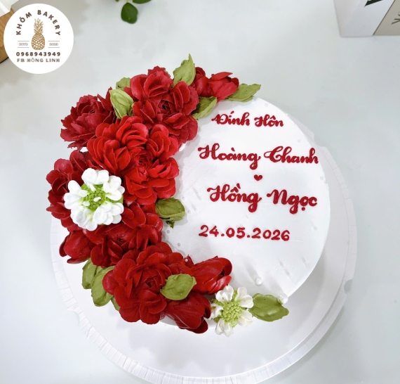 Mẫu bánh kem cưới tone đỏ bắt hoa kem 