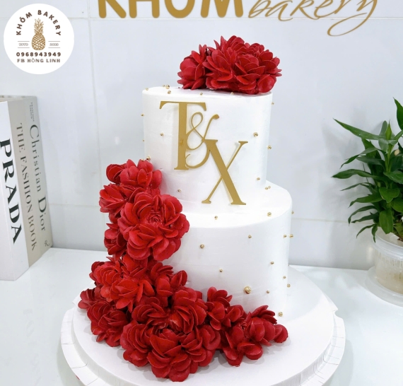 Mẫu bánh kem cưới đẹp cao cấp 2 tầng kết hợp hoa tone đỏ 