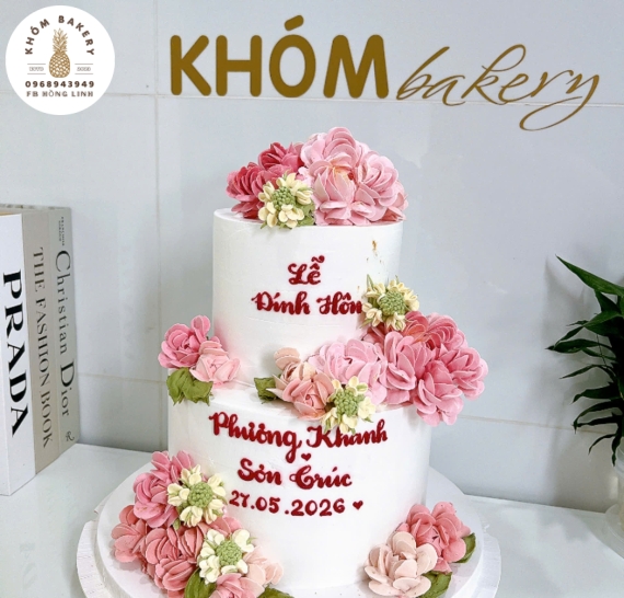 Mẫu bánh kem cưới đẹp cao cấp 2 tầng kết hợp hoa tone hồng 
