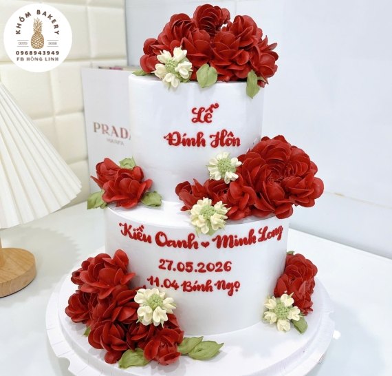 Mẫu bánh kem cưới đẹp cao cấp 2 tầng kết hợp hoa tone đỏ cao cấp