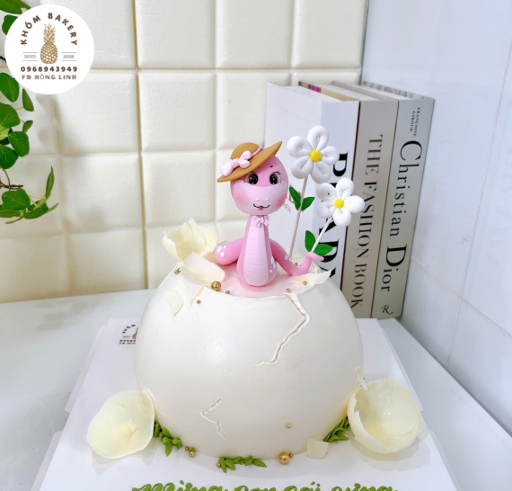 Bánh trứng kèm bé rắn tone hồng đáng yêu