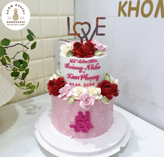 Mẫu bánh kem cưới đẹp cao cấp 2 tầng kết hợp hoa tone hồng kết hợp bắt bông