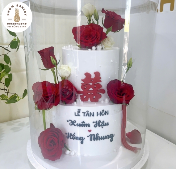Mẫu bánh kem cưới đẹp cao cấp 2 tầng tone đỏ kết hợp hoa tươi 