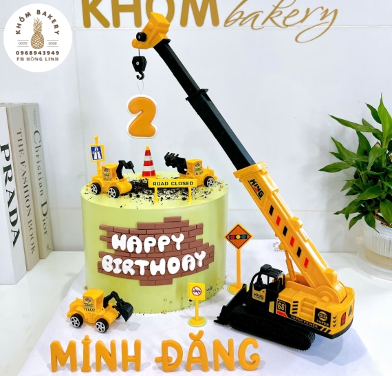Bánh kem dành tặng cho bé trai lên 2 tuổi yêu thích xe công trình 