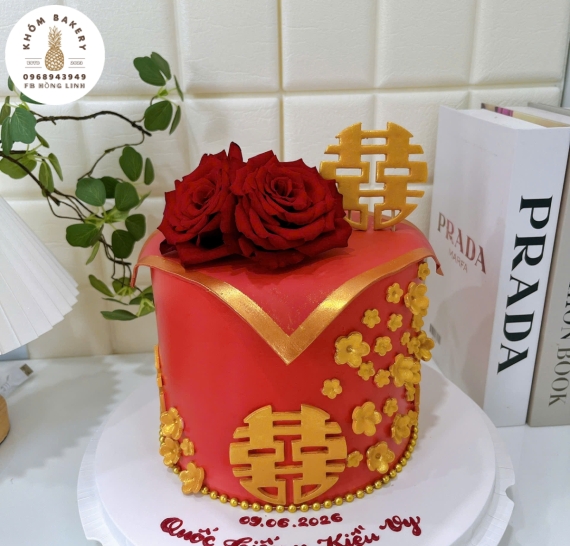 Mẫu bánh kem cưới tone đỏ kết hợp hoa tươi siêu hot 
