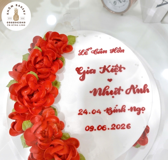 Mẫu bánh kem cưới tone đỏ bắt hoa đẹp 