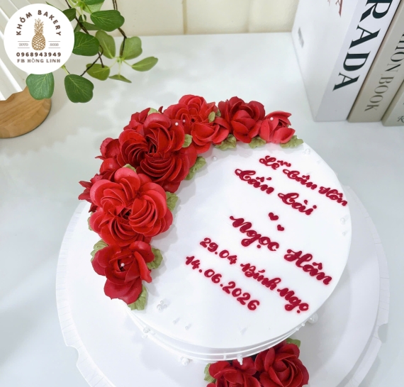 Mẫu bánh kem cưới tone đỏ siêu hot 